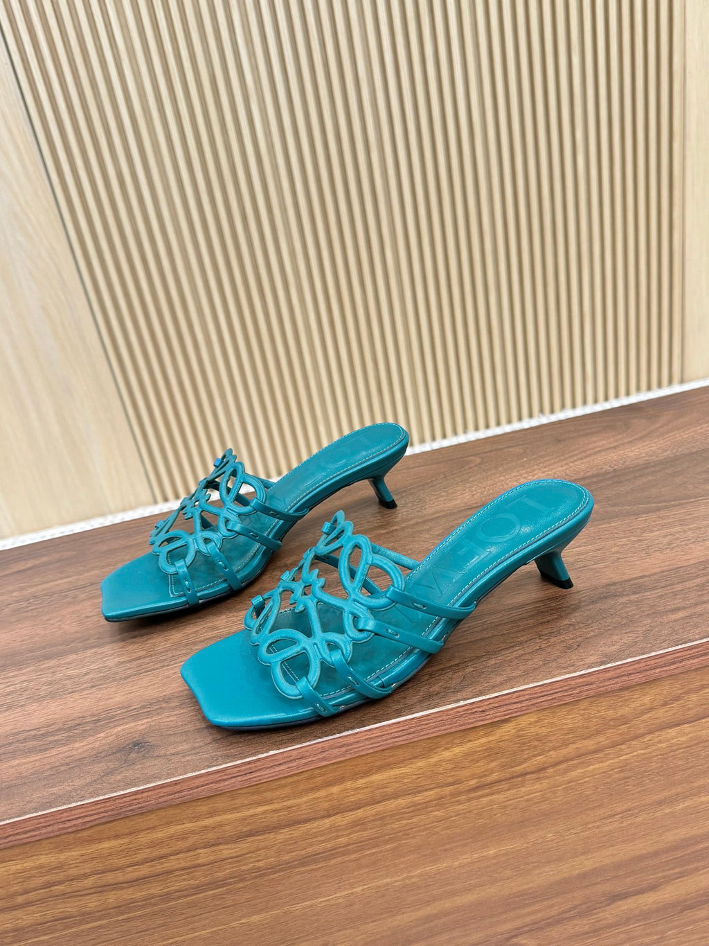 Z2Q55A33 Popular  leather Slippers