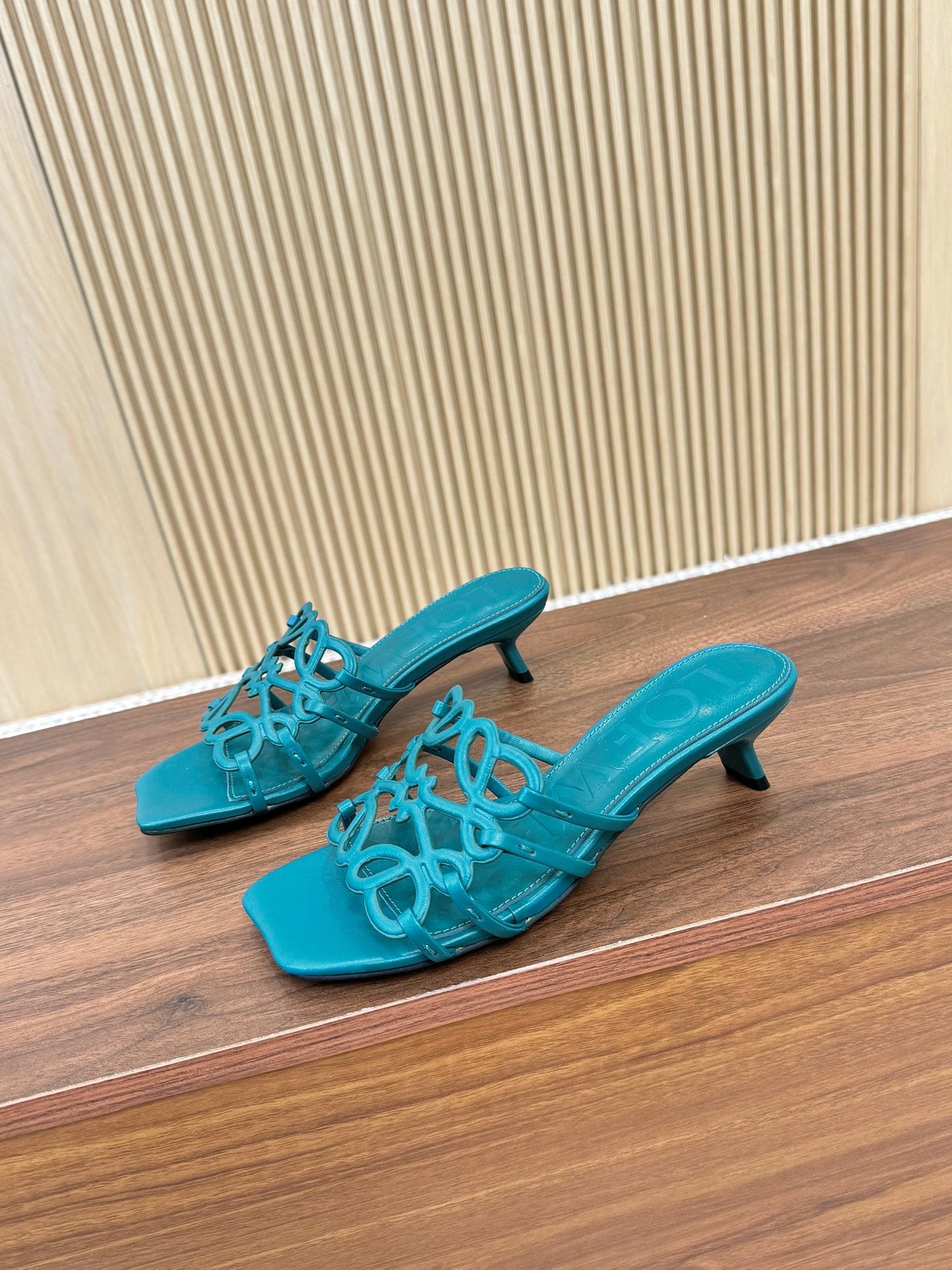 Z2Q55A33 Popular  leather Slippers