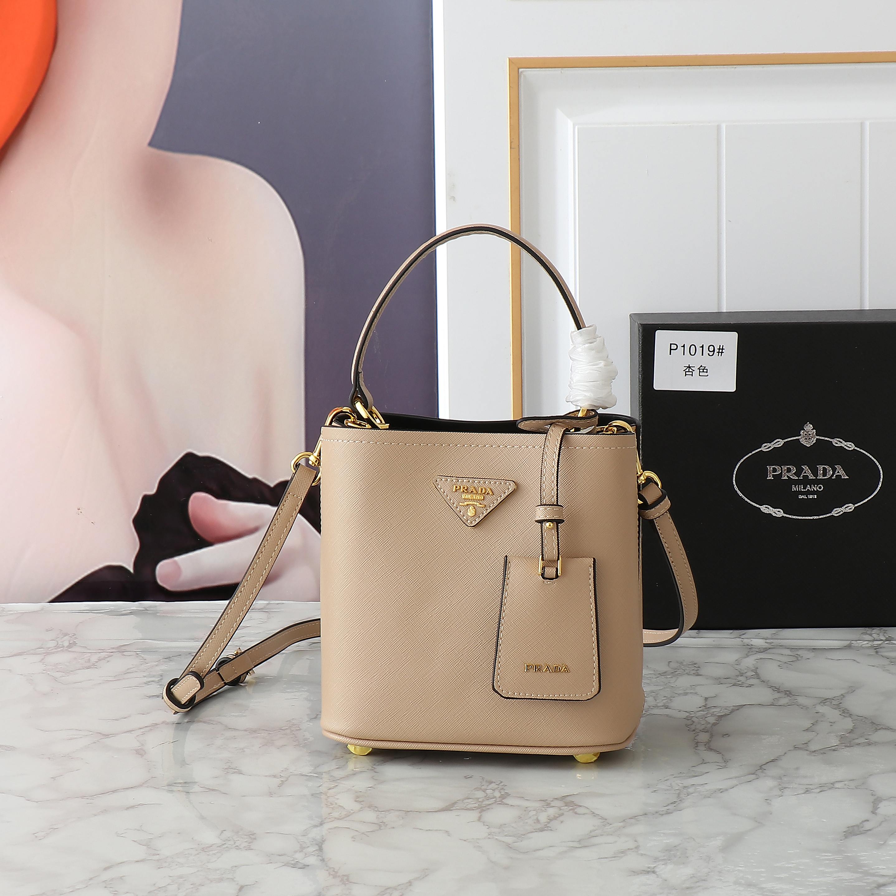 B1W35P102 Popular  leather bag