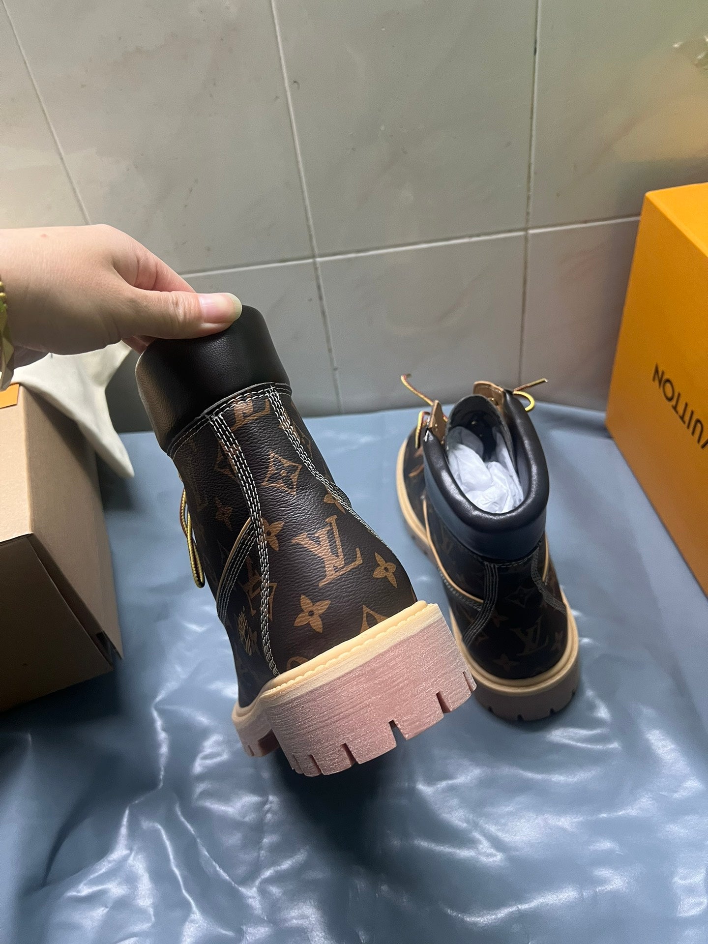 Z2Q105E382 Popular high-quality leather Boots