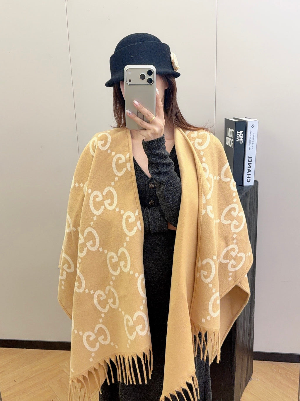 W1R86B58 Popular cape