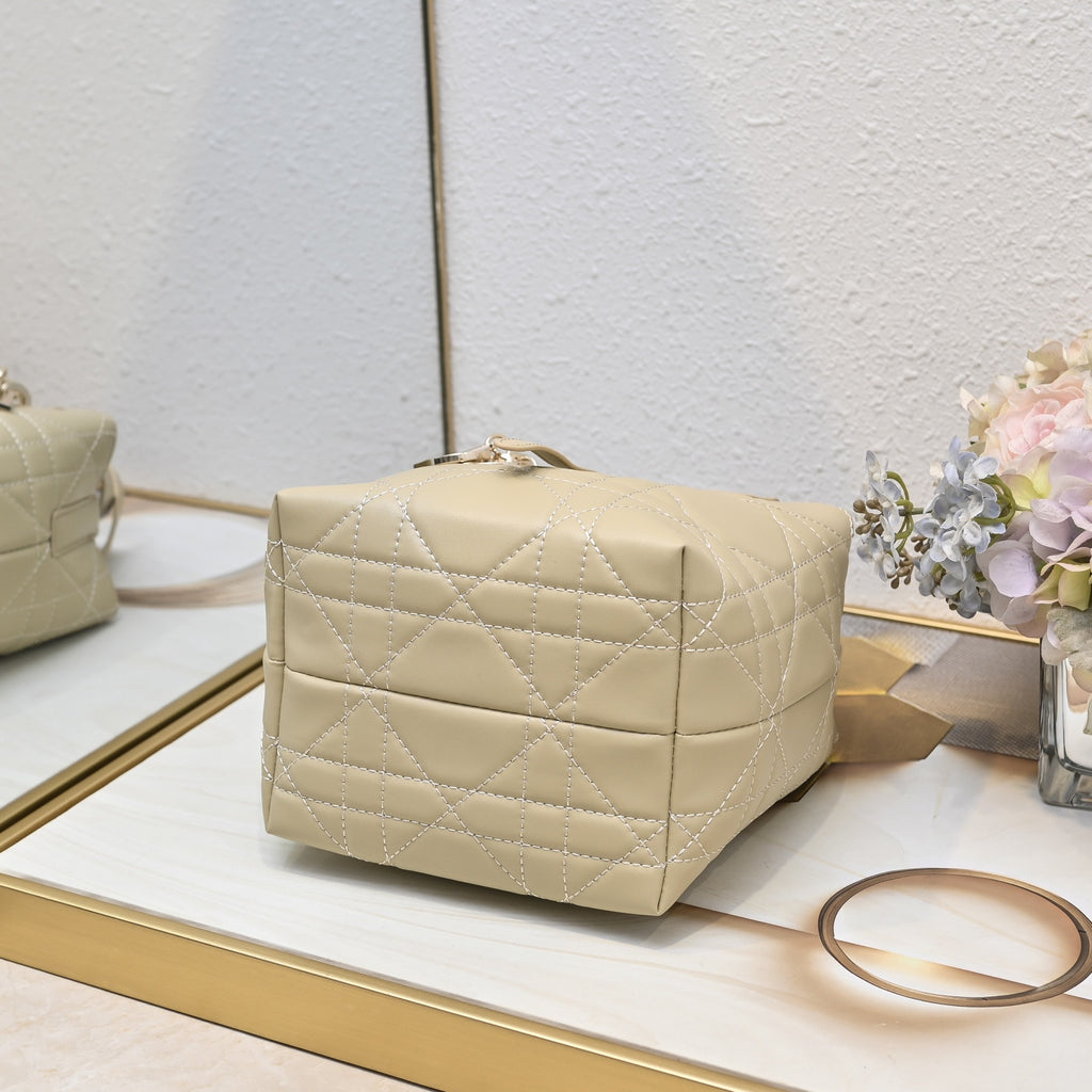 B1W15D17 Popular leather bag