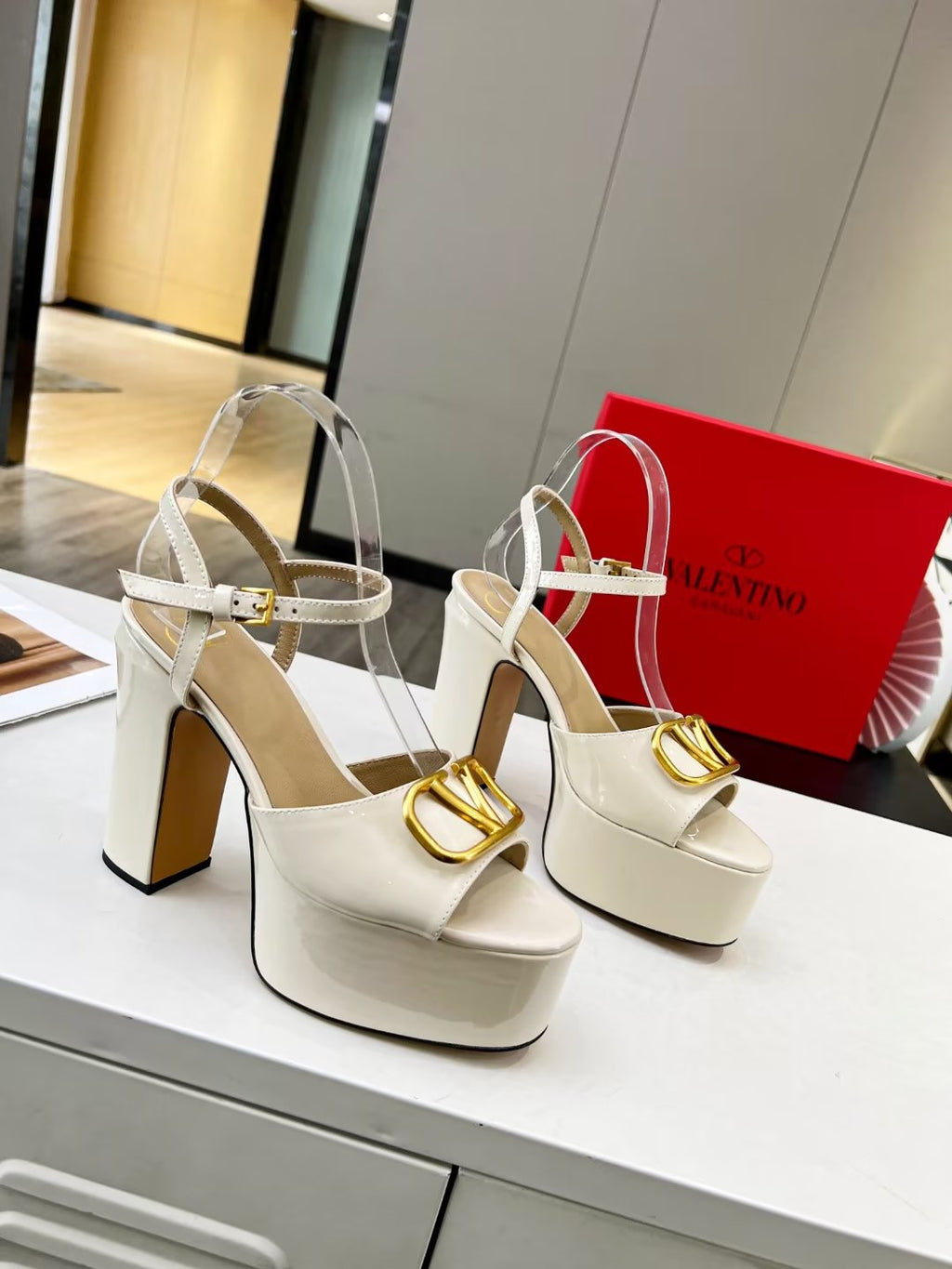 Z2YVL26 Popular leather  High heels