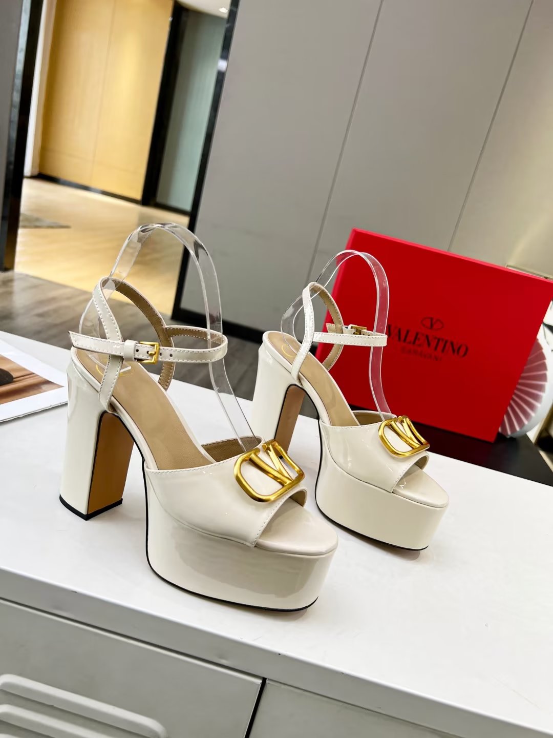 Z2YVL26 Popular leather  High heels