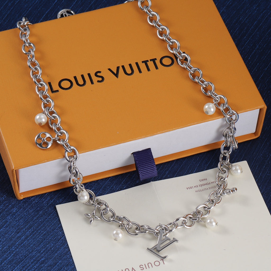 X1R75E32X Popular   Necklaces .
