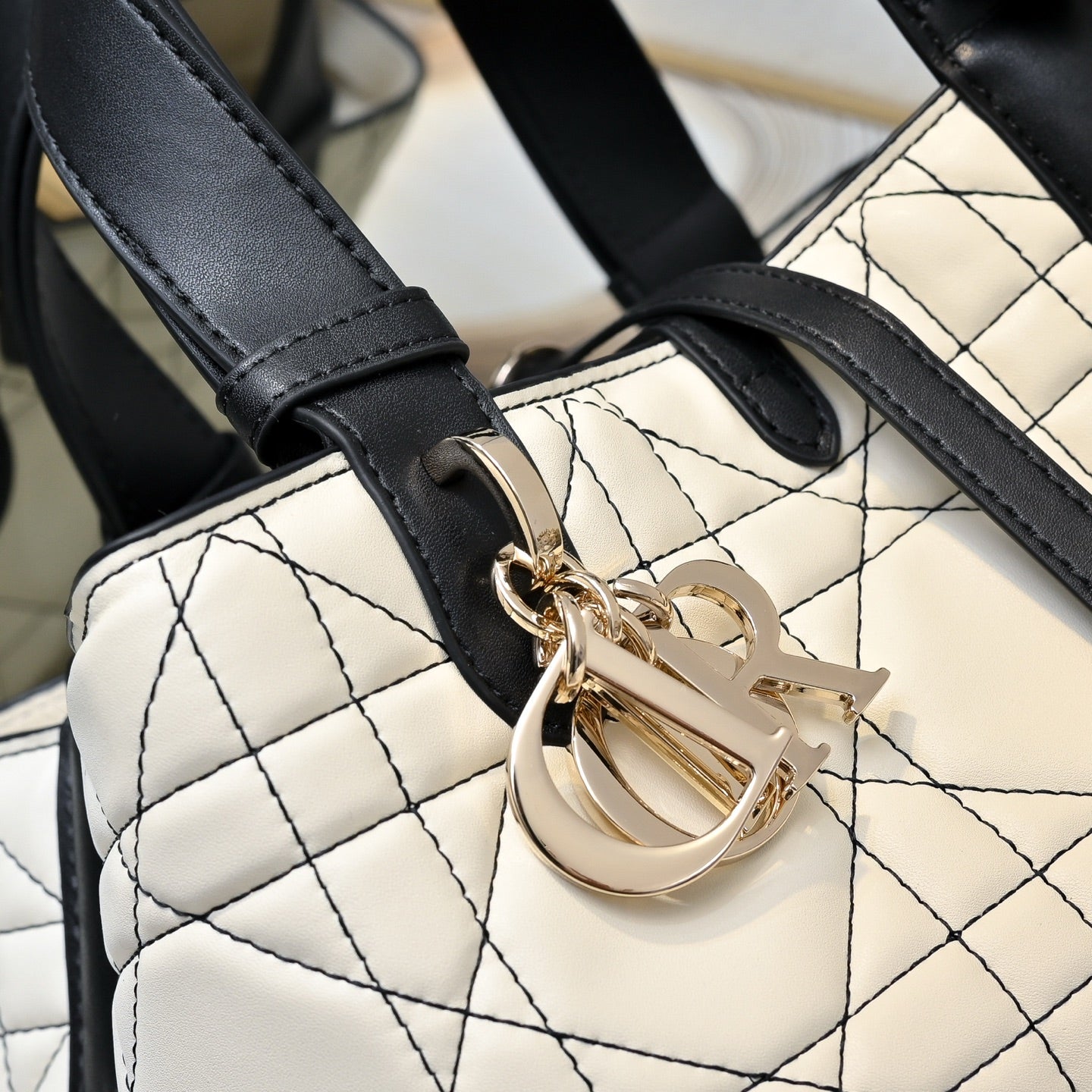 B1R76D40 Popular leather bag