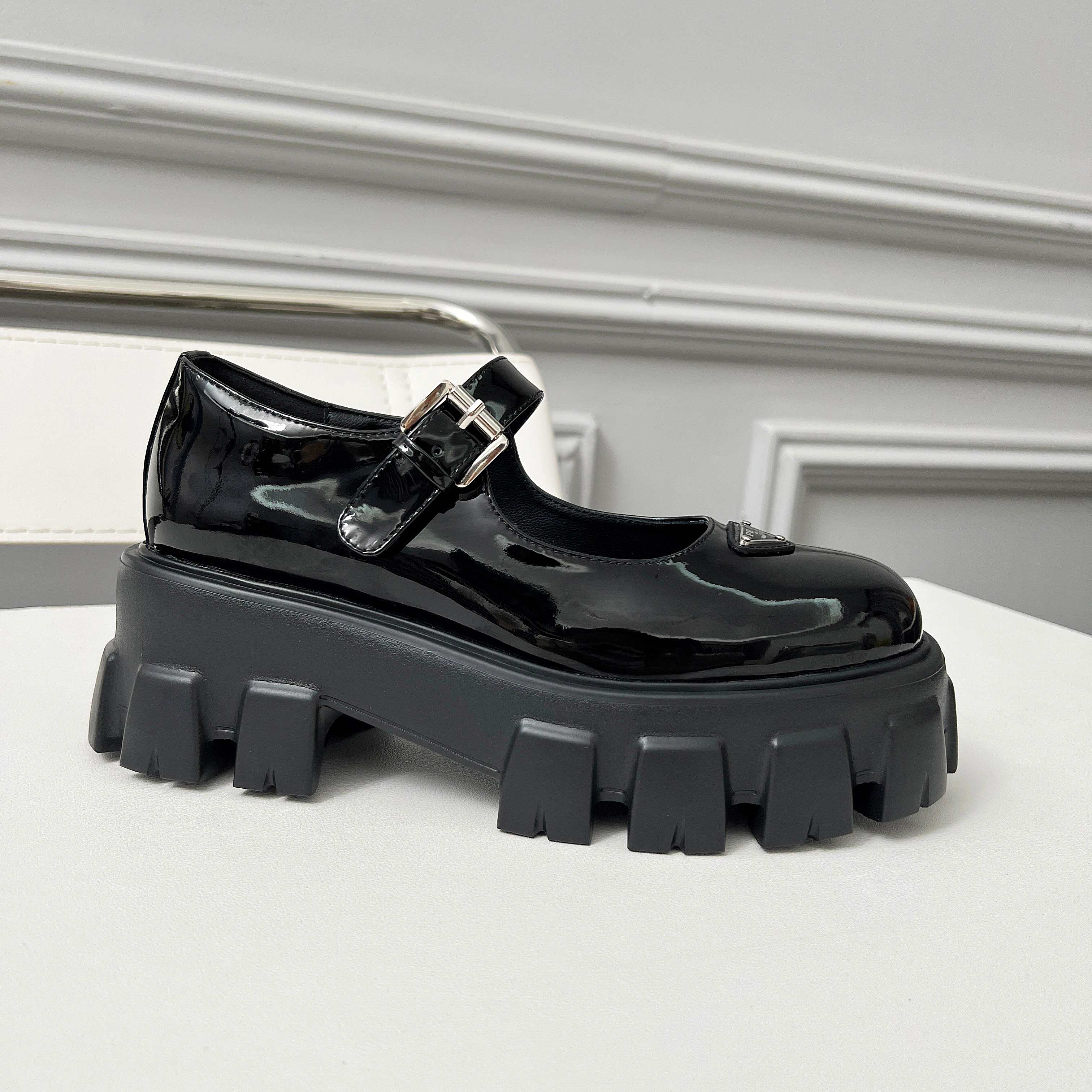 Z2Q95P143  Popular high-quality leather Shoes