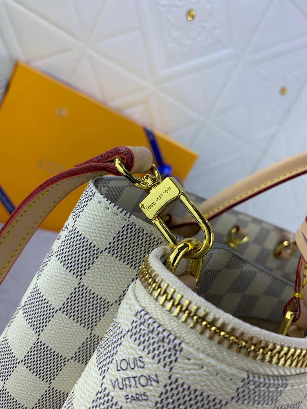 B12X44E330 Popular   leather bag 