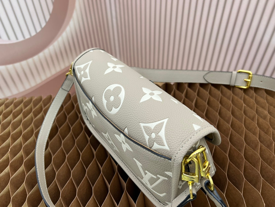 B12X73E28 Popular leather bag 