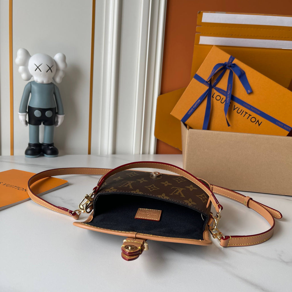 B1P36E37 Popular leather bag