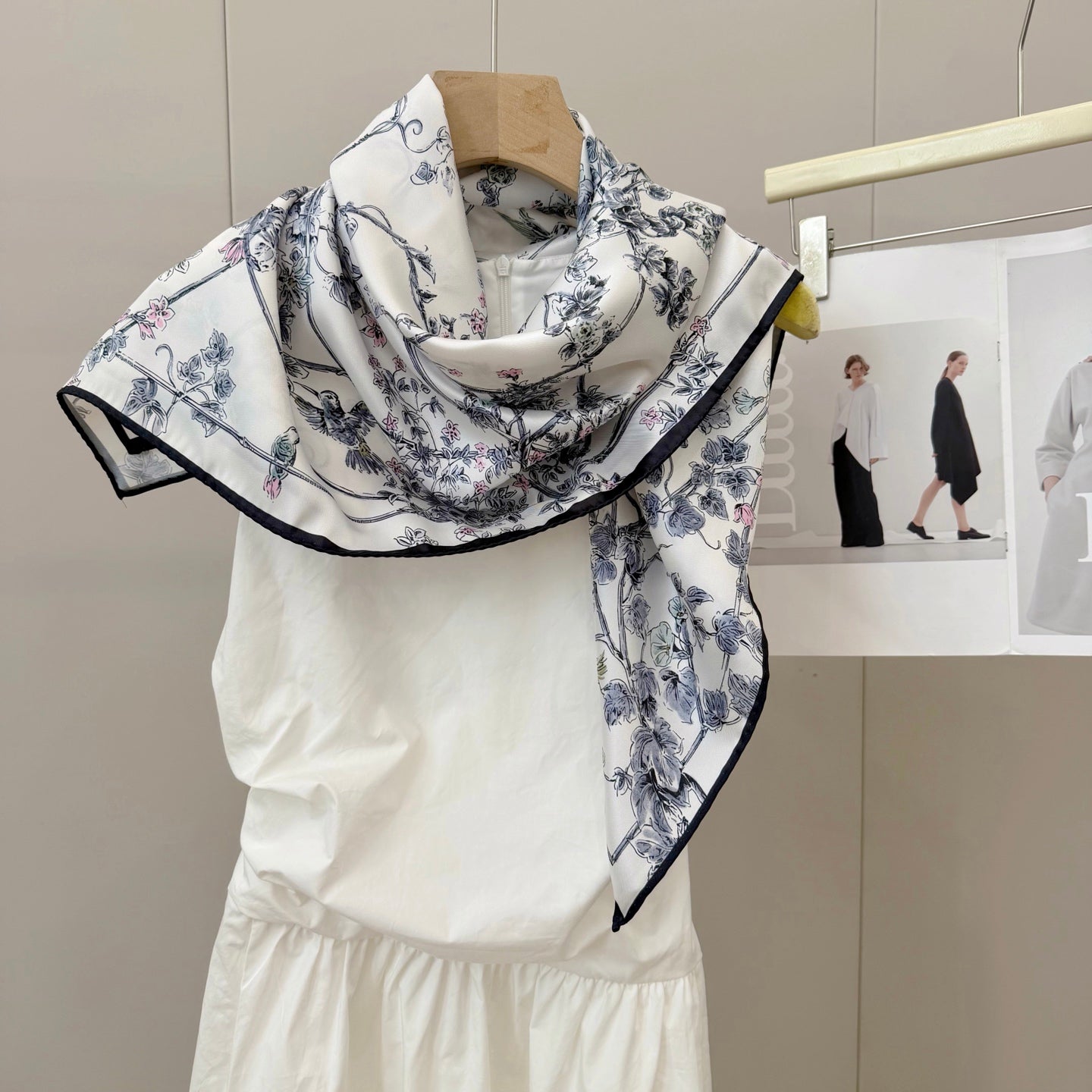 W1N36D19 Popular Silk Scarve