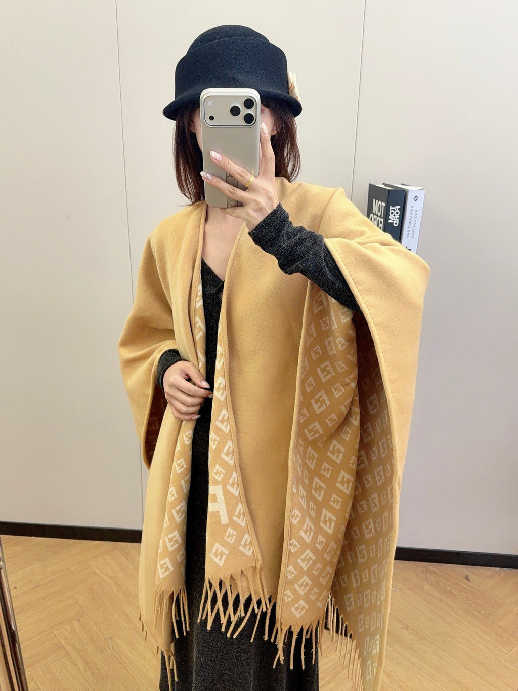 W1R86F59 Popular cape