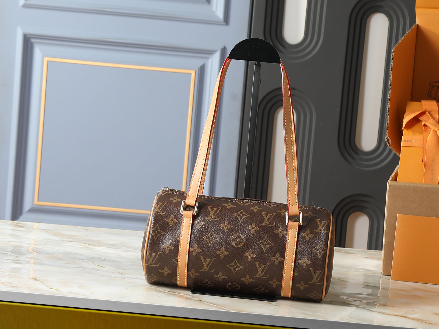 B1N56E21 Popular leather bag