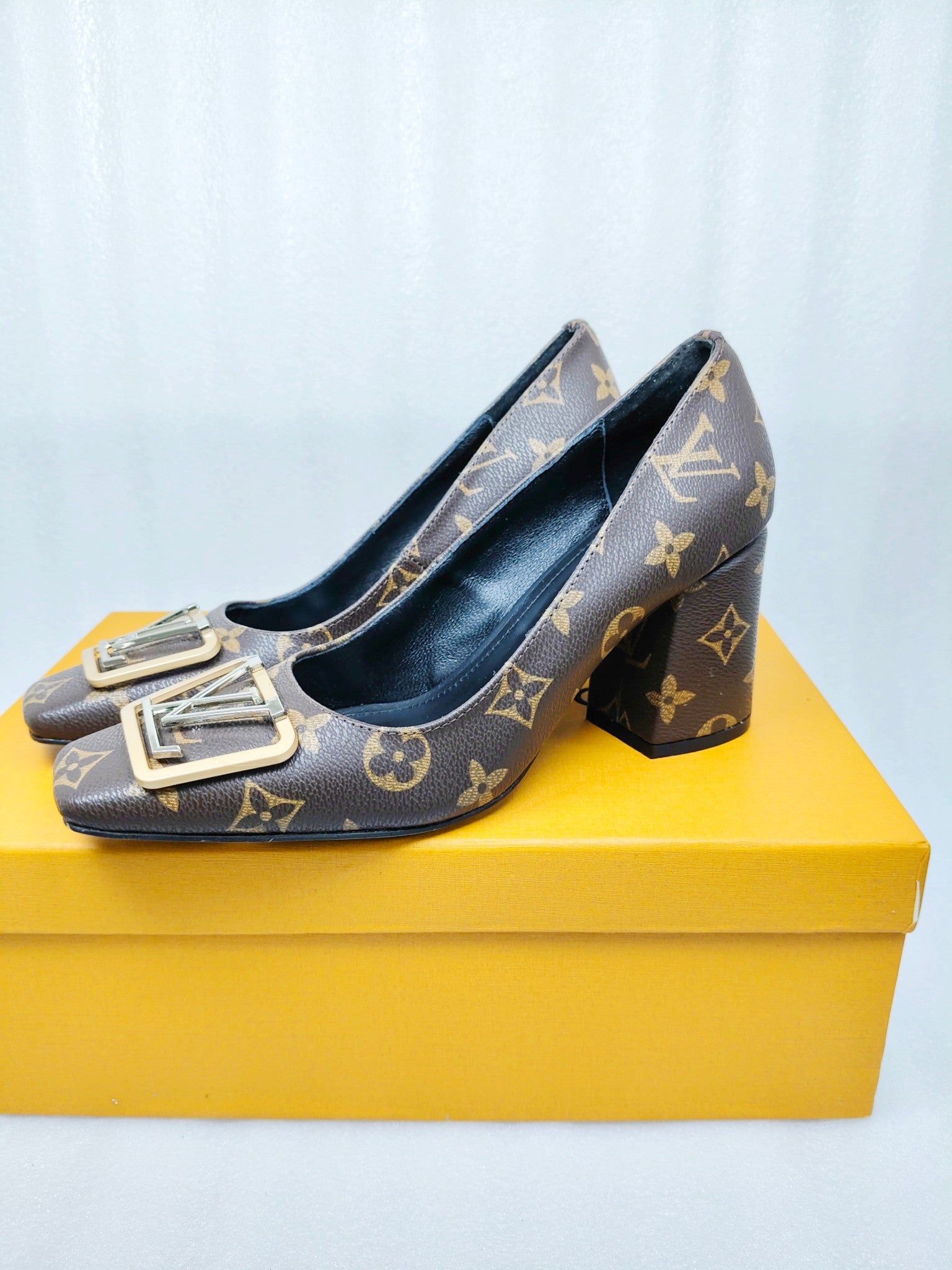 Z2R45E28  Popular leather  High heels