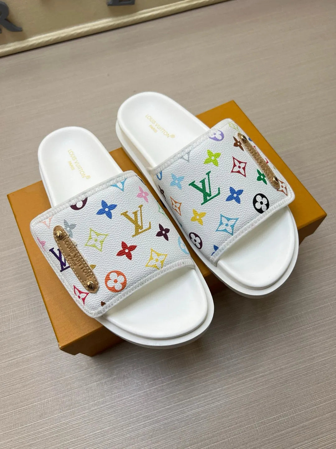 Z5N75E6  Popular Slippers