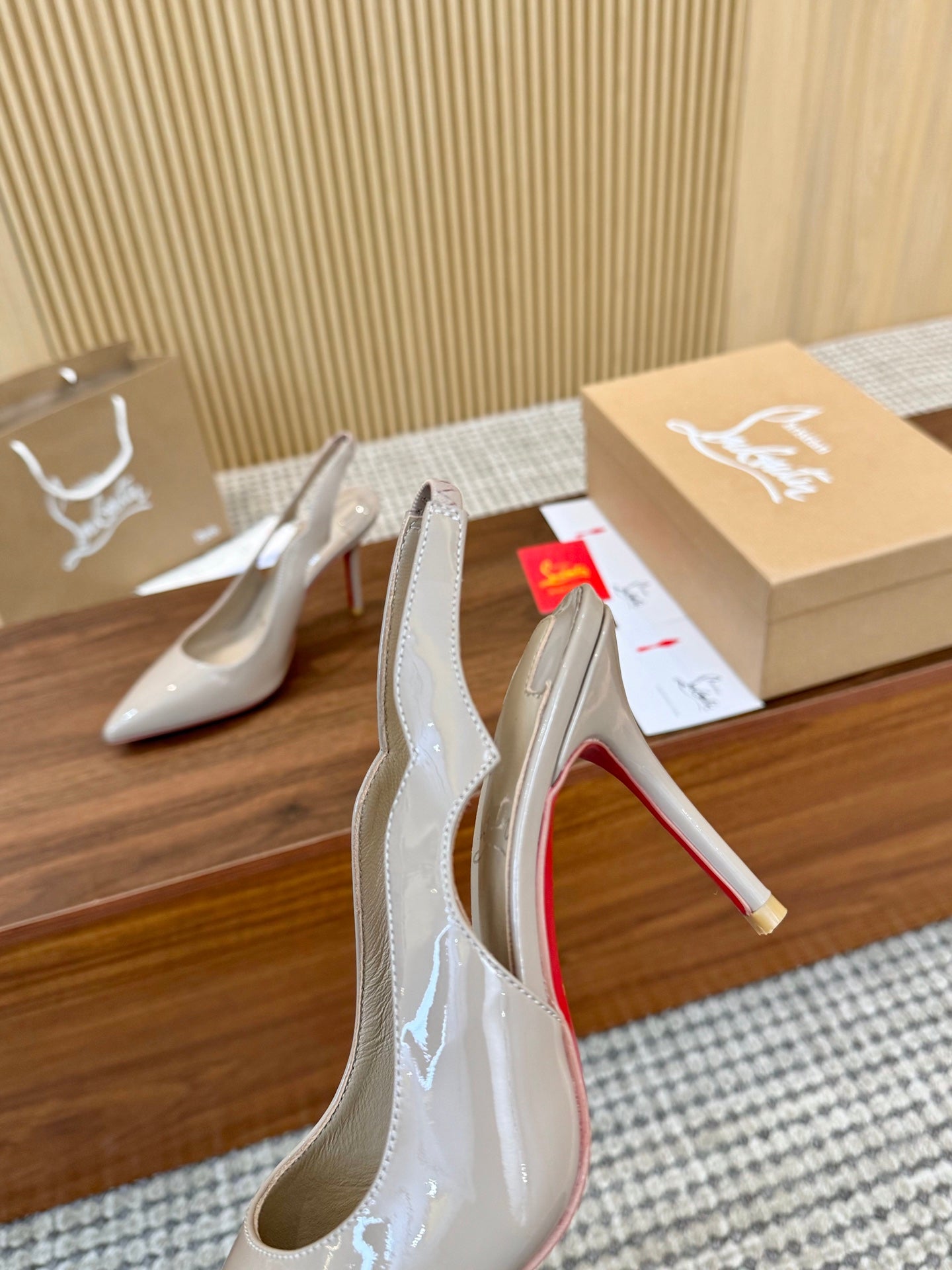 Z2N75A5  Popular leather High heels