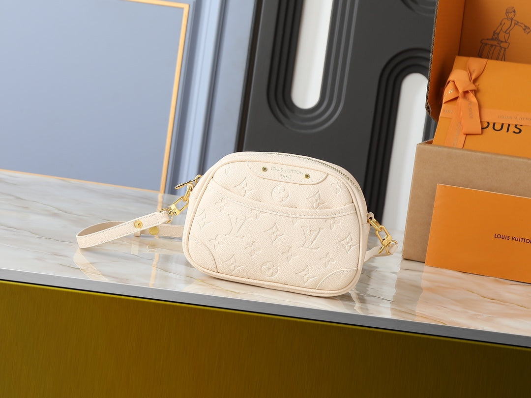 B1R15E147 Popular leather bag