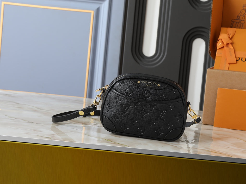 B1R15E147 Popular leather bag