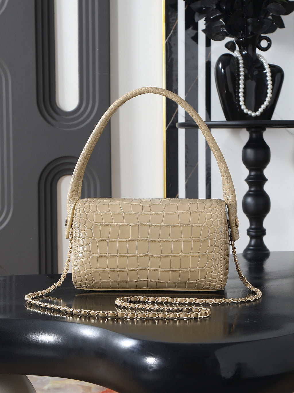 B1R76C22 Popular leather bag
