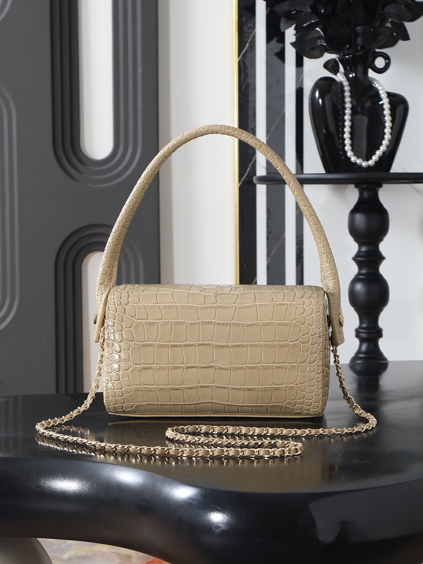 B1R76C22 Popular leather bag