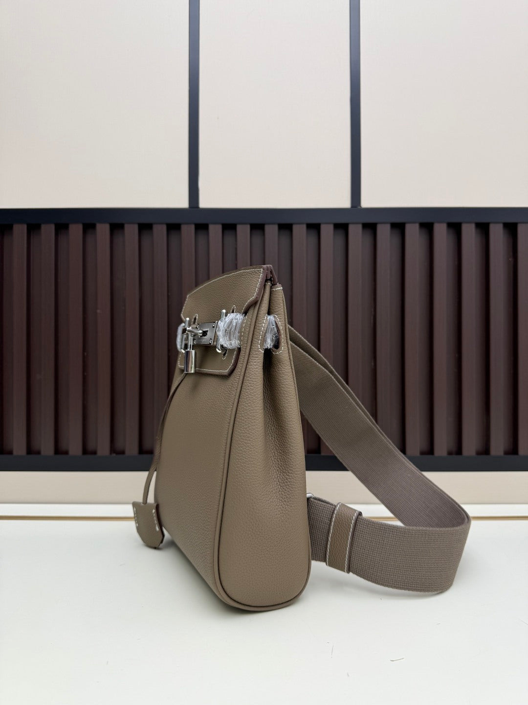 B1P36H45 Popular leather bag