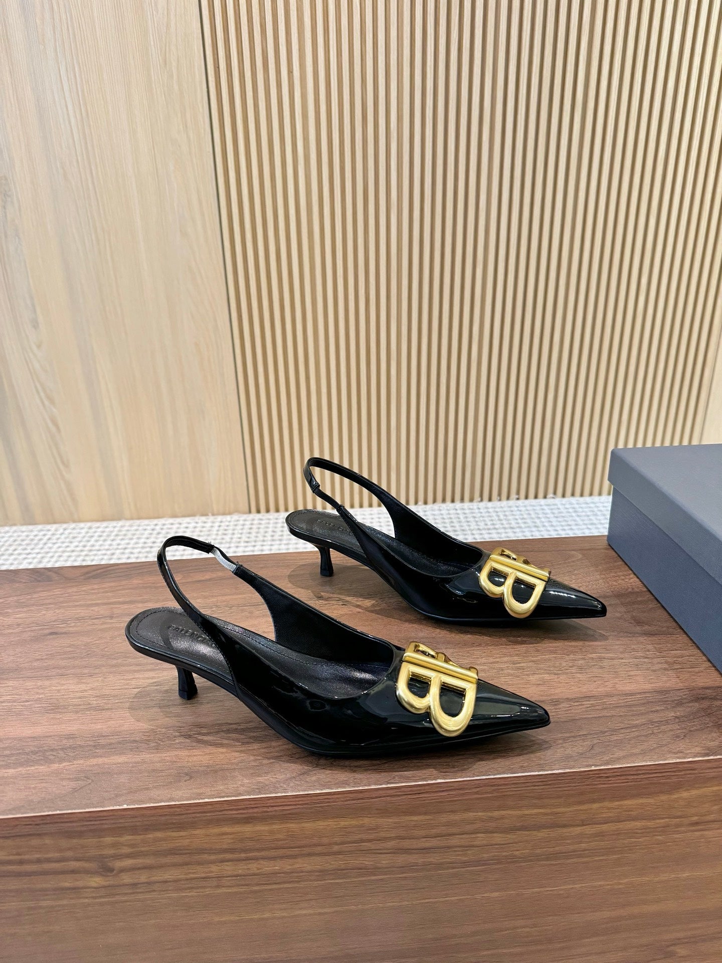 Z2Q55J45 Popular  leather High heels