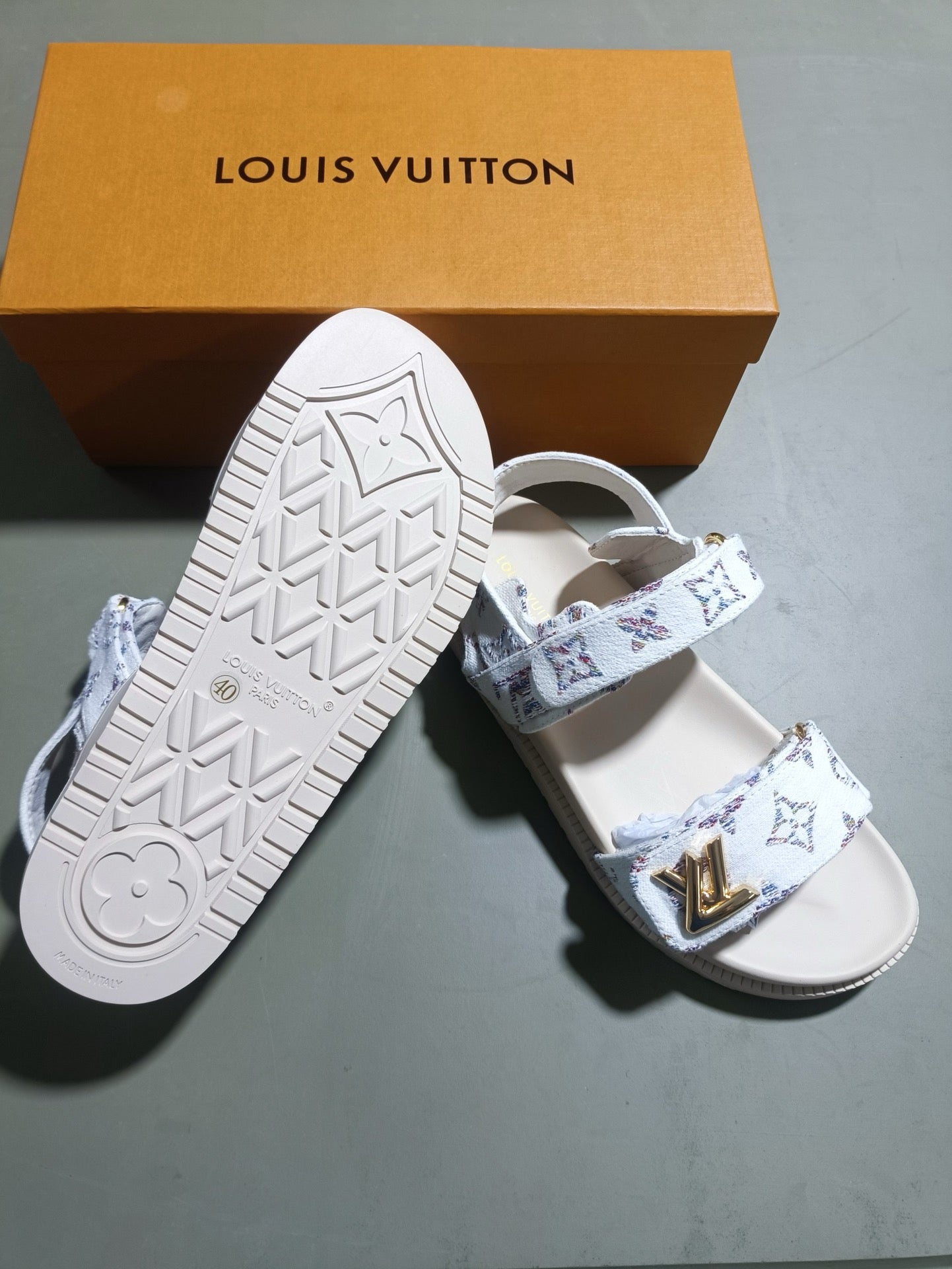 Z5LE211 Popular sandals