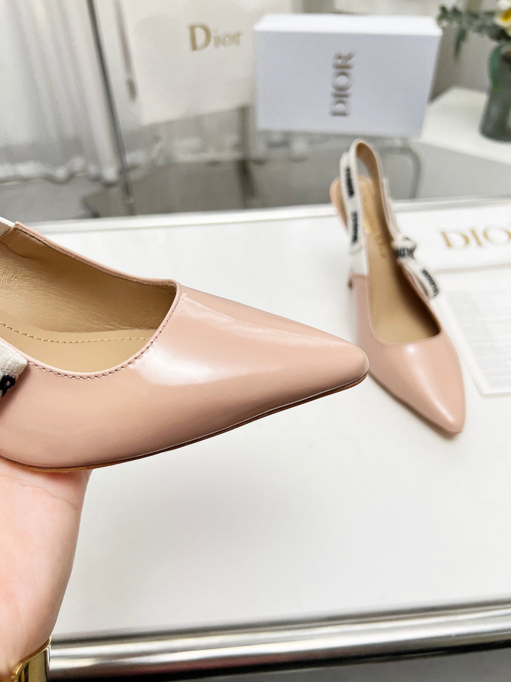 Z2Q55D44  Popular leather High heels