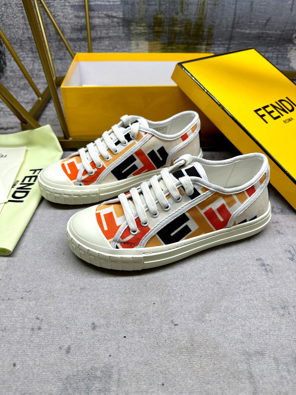 Z2R85F1  Popular Canvas sneakers