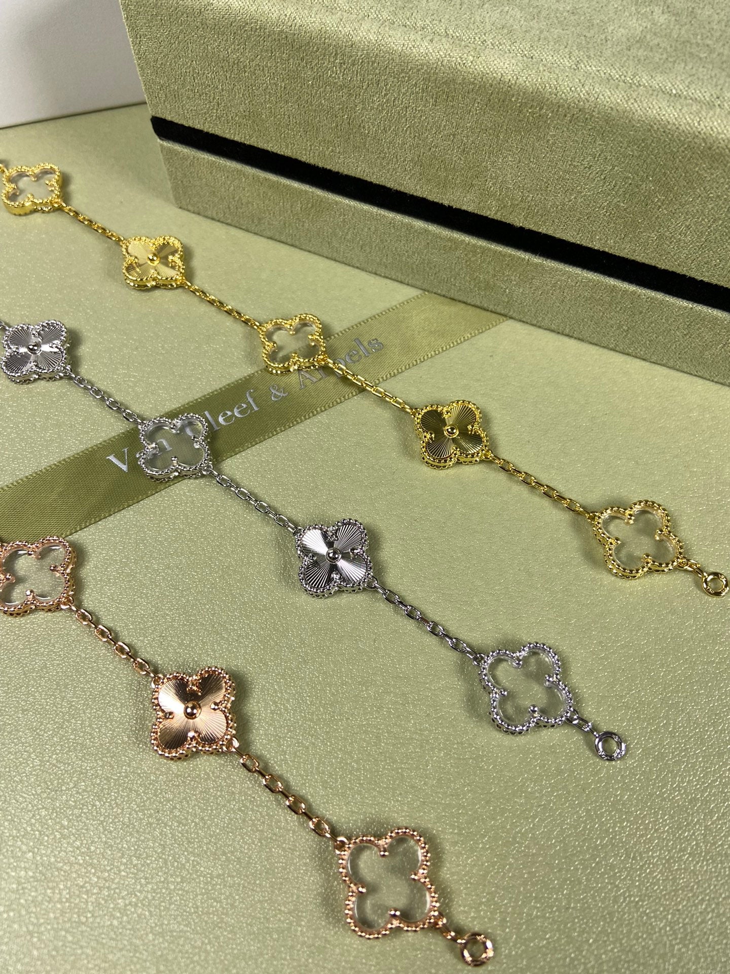 X5X94VA181K  Popular bracelets  5 flowers normal size1.5cm flower