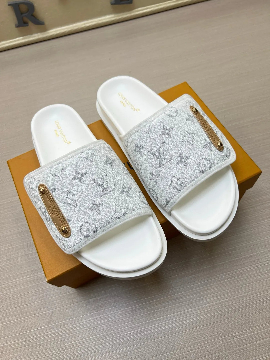 Z5N75E6  Popular Slippers