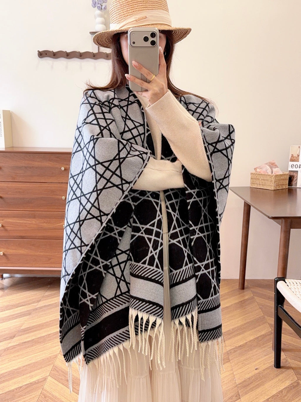 W1R86D66 Popular cape