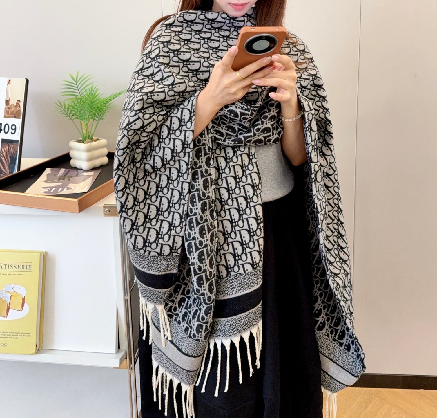 W1R86D10 Popular cape