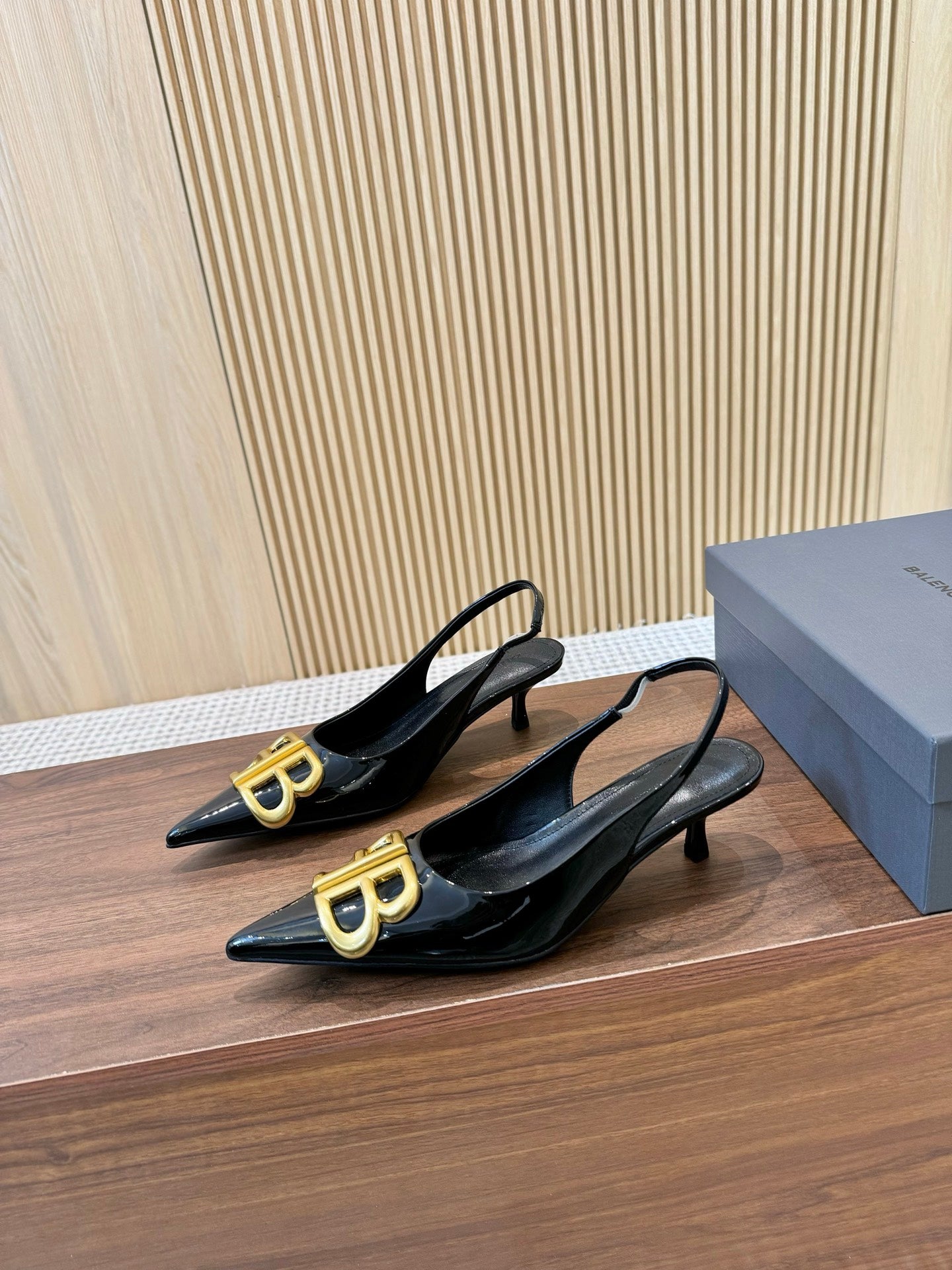Z2Q55J45 Popular  leather High heels