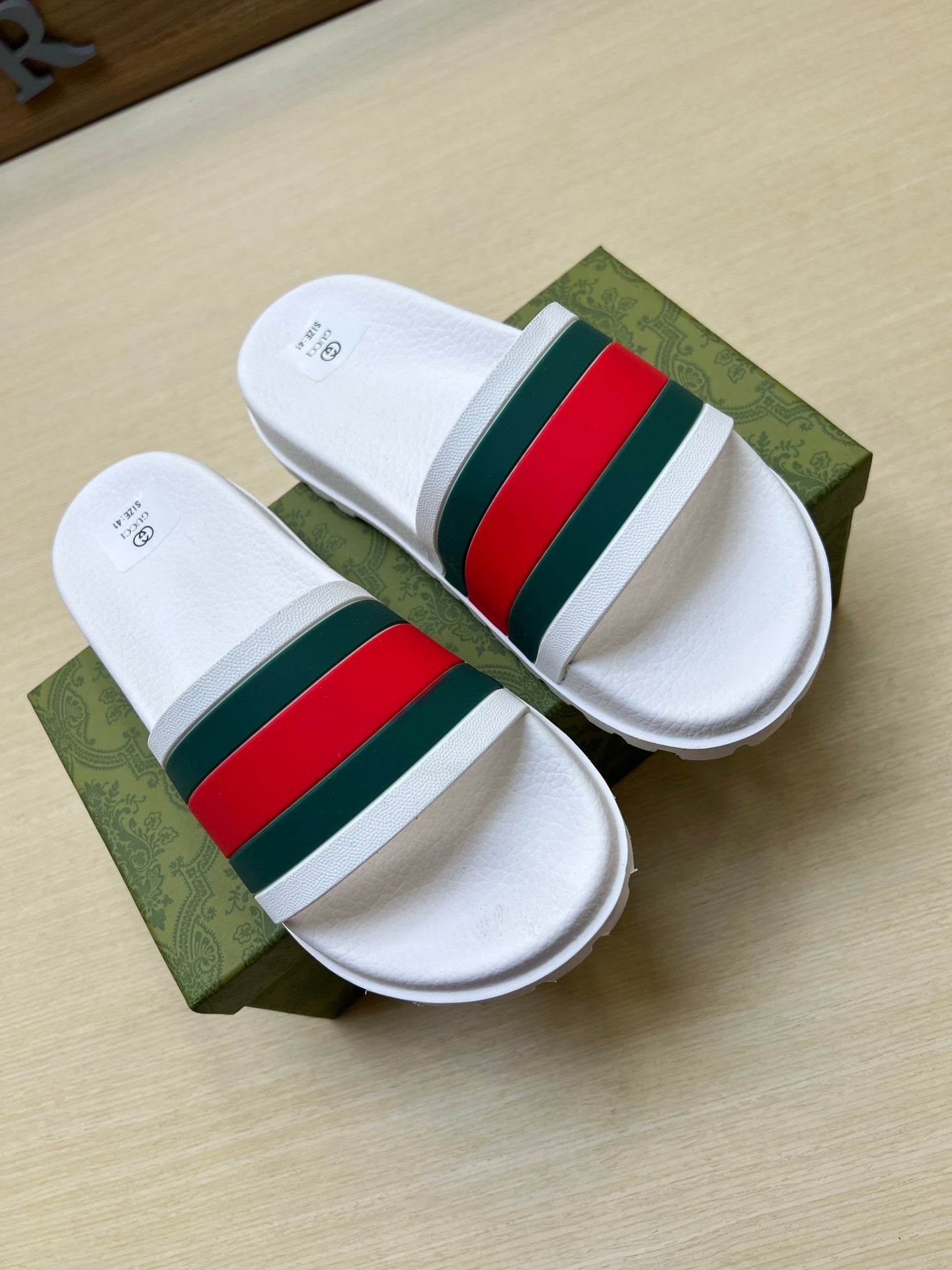 Z5X76B7  Popular slippers