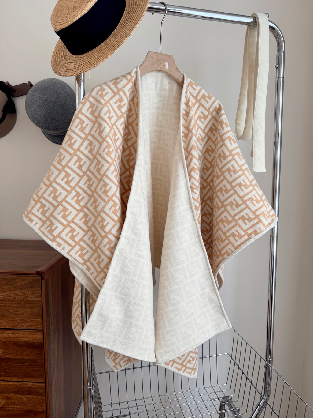 W1R86F43 Popular cape