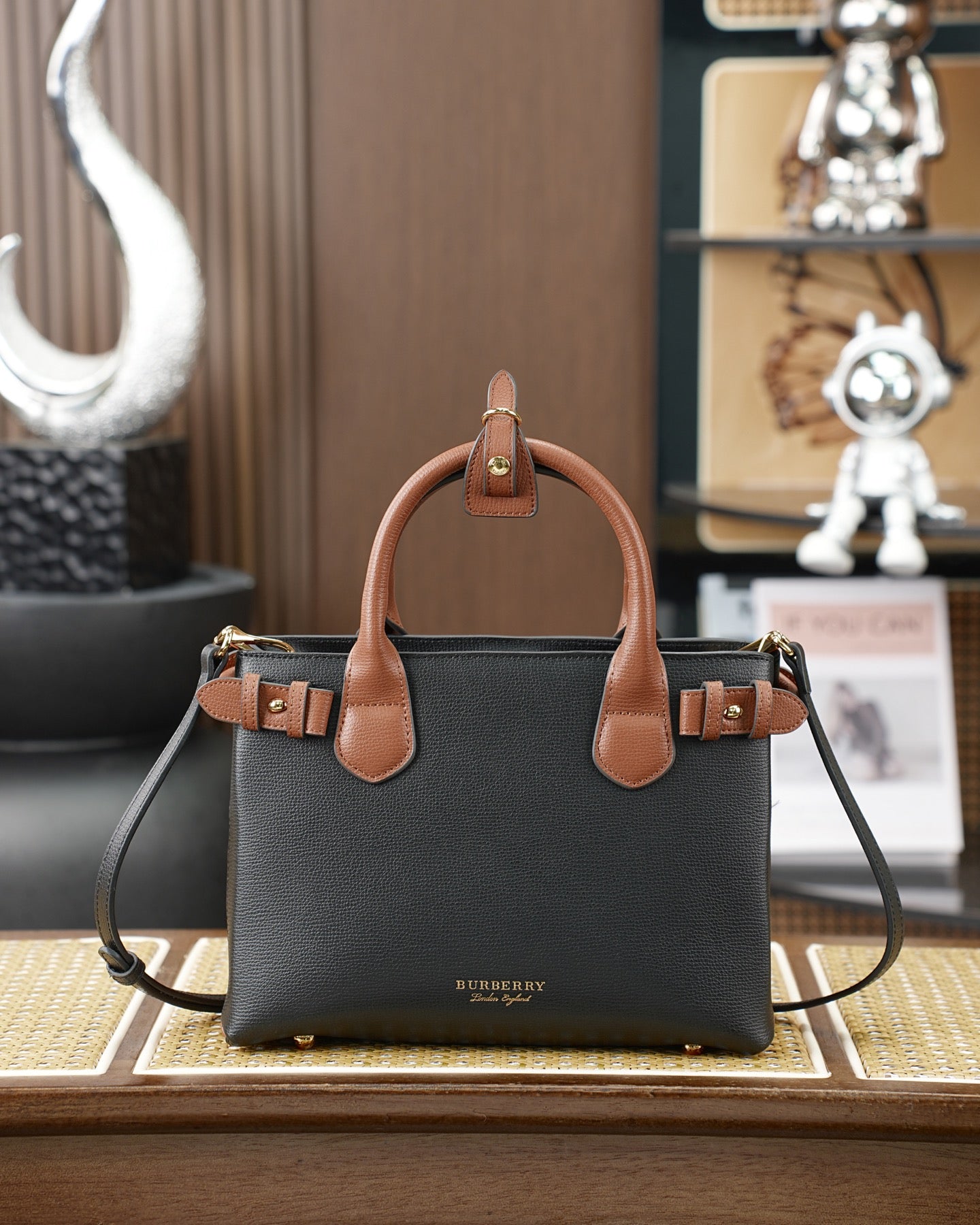 B1R76R20  Popular leather bag