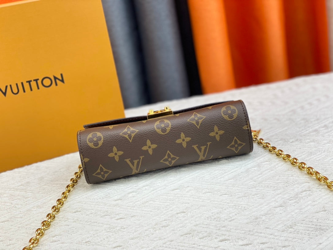 B1X43E32 Popular  leather bag 