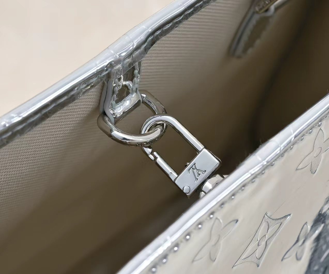 B1P36E36 Popular leather bag