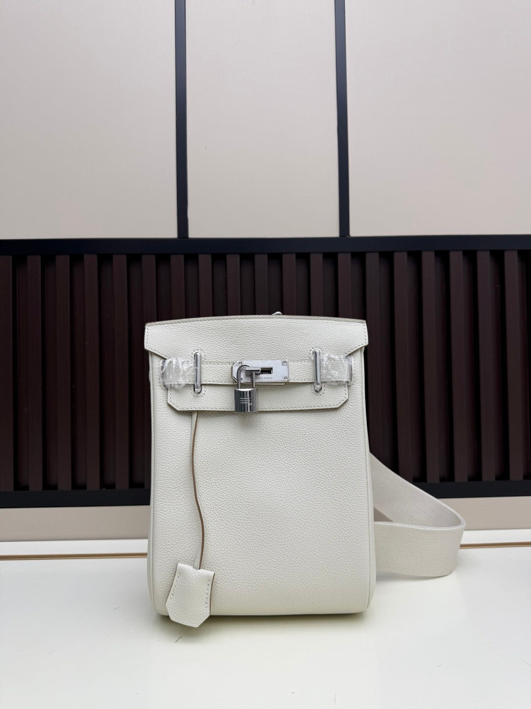 B1P36H46 Popular leather bag