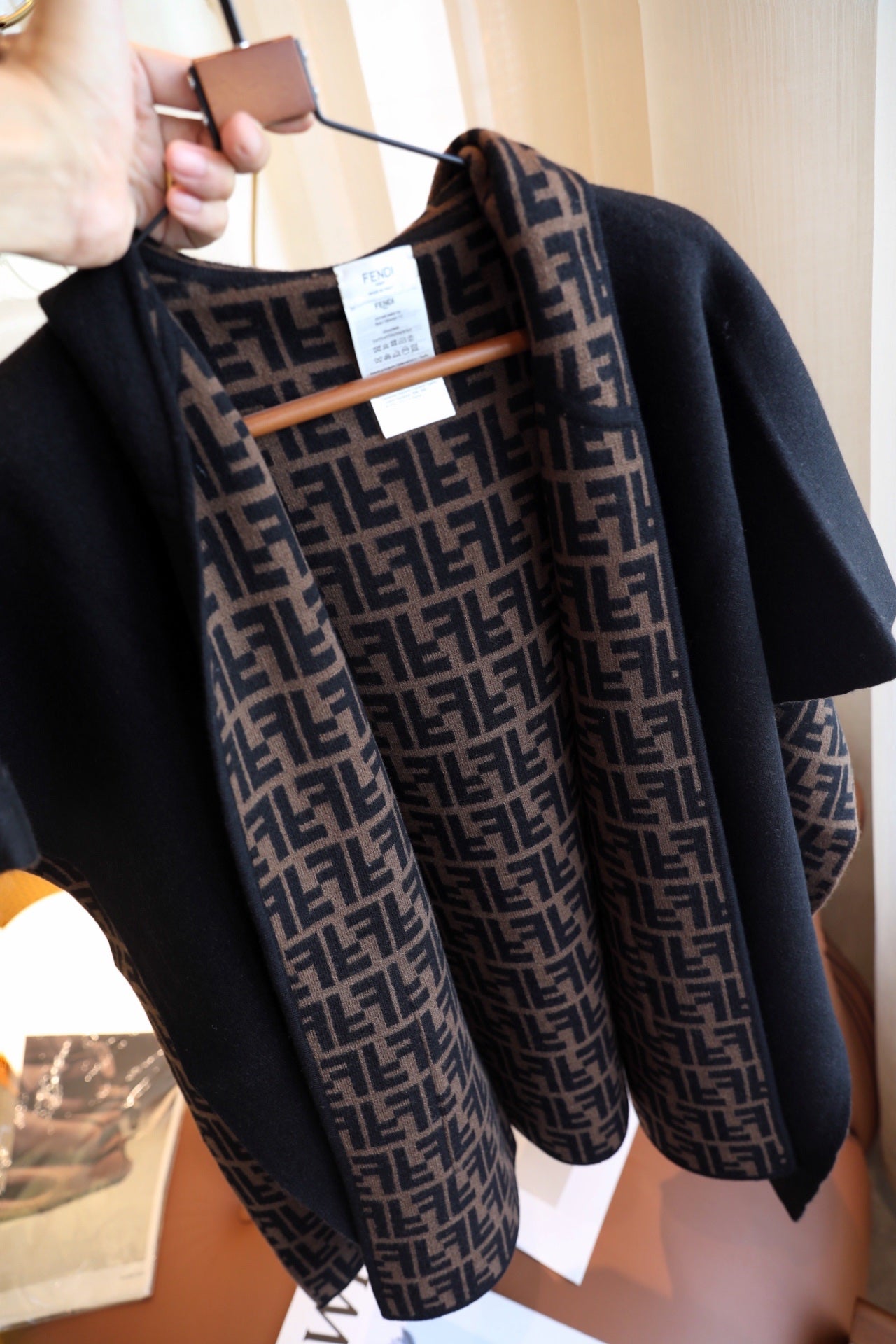 W1R86F13 Popular cape