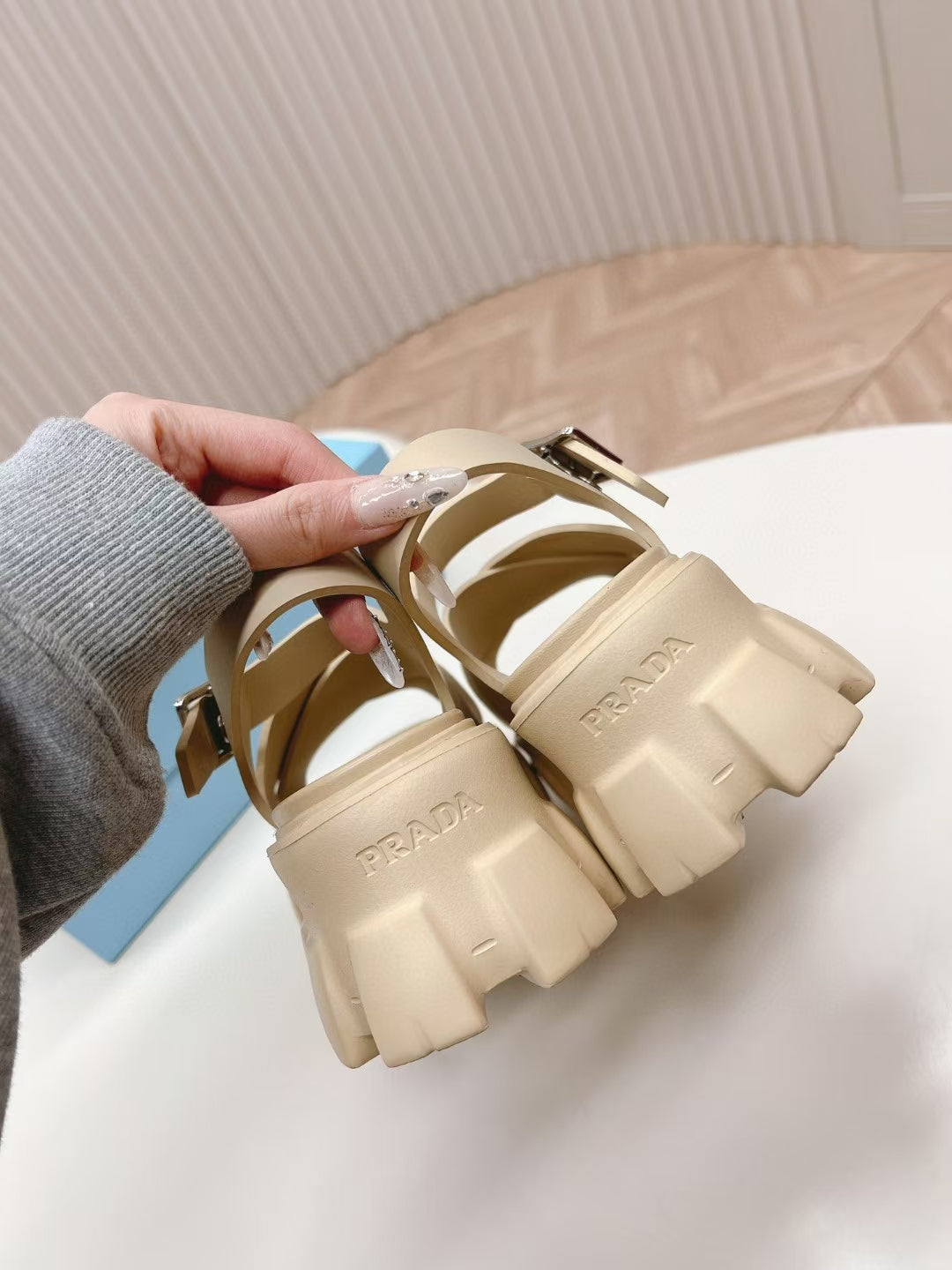ZPX76P4 Popular sandals