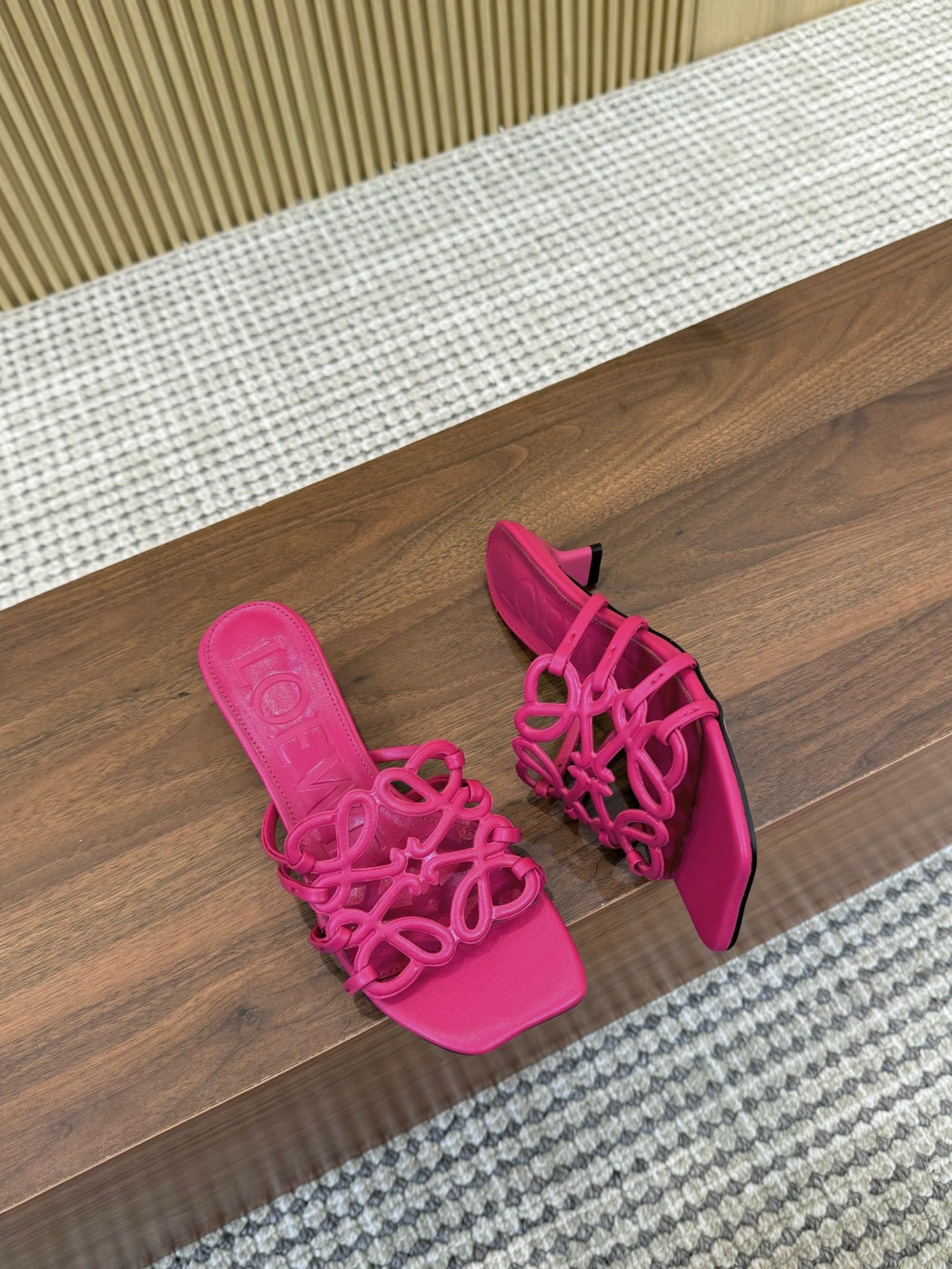 Z2Q55A33 Popular  leather Slippers