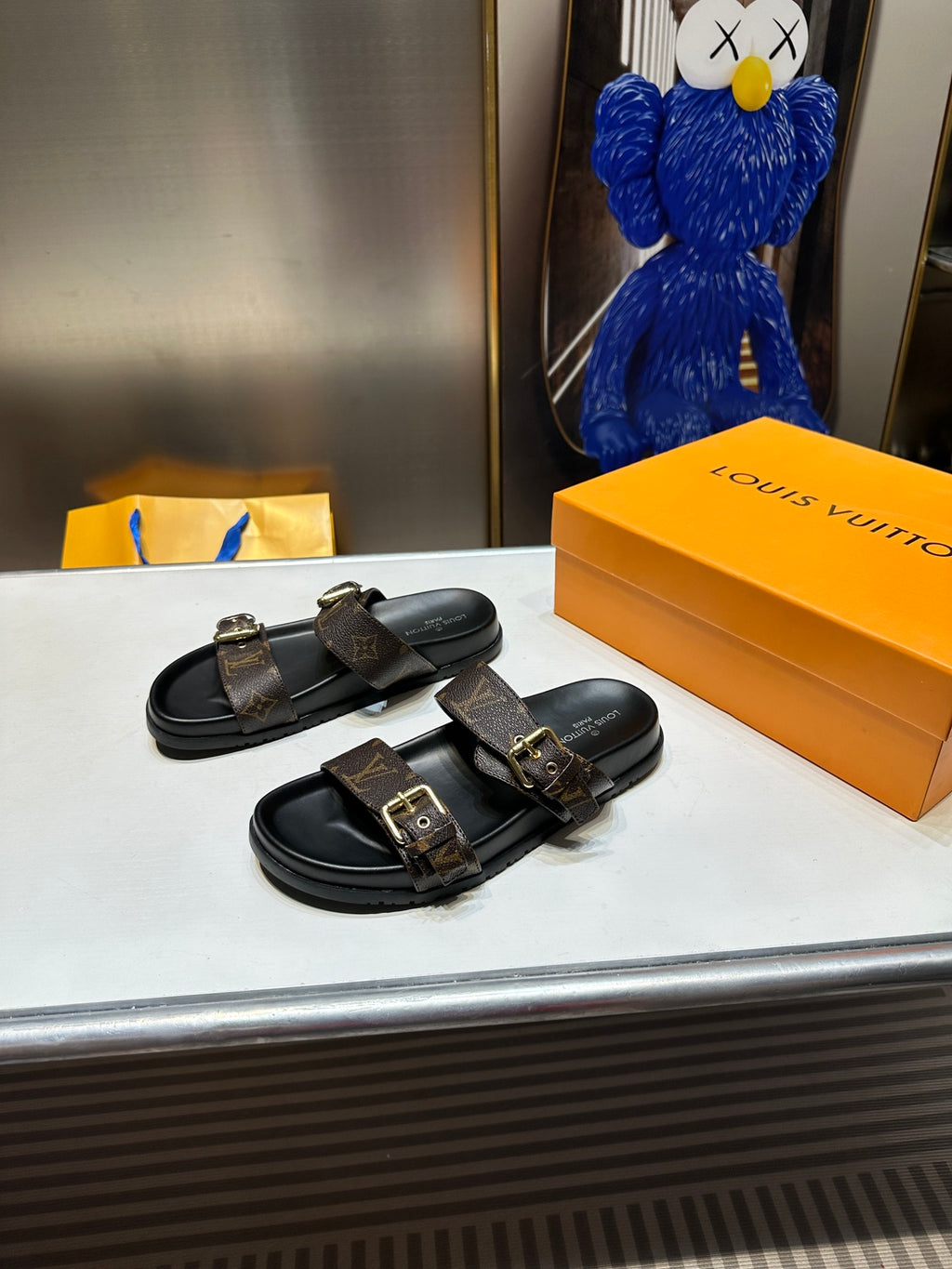 Z1ZE10 Popular sandals