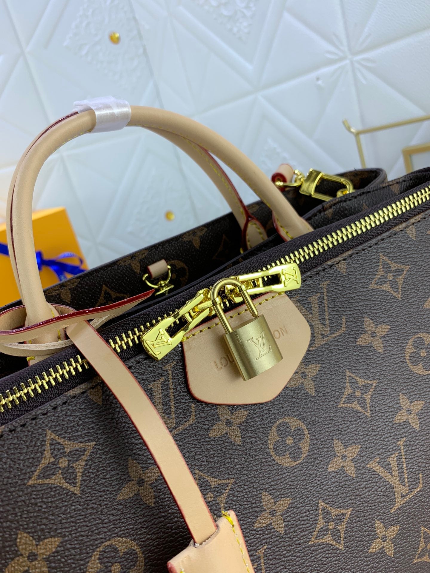 B12X44E330 Popular   leather bag 