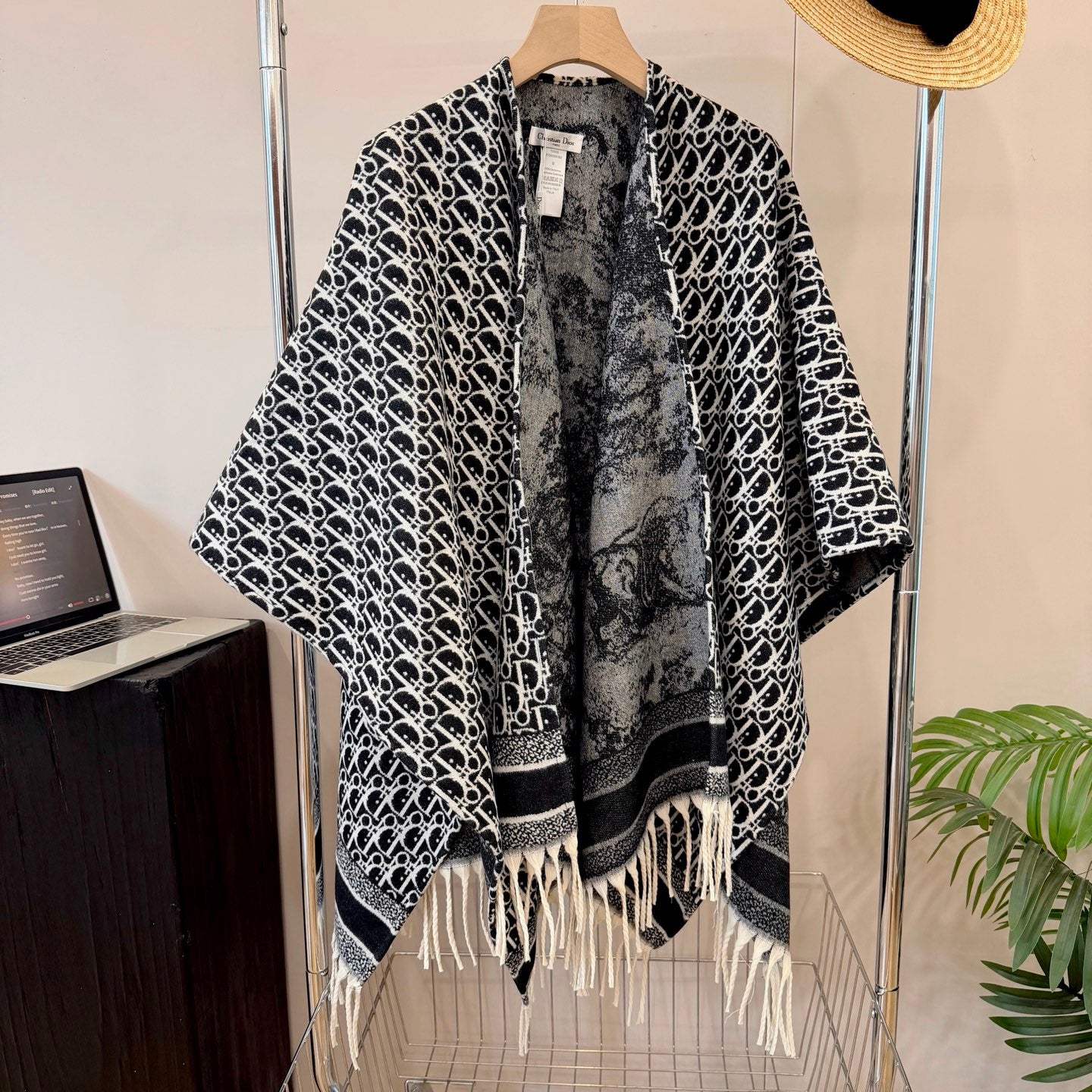 W1R86D65 Popular cape