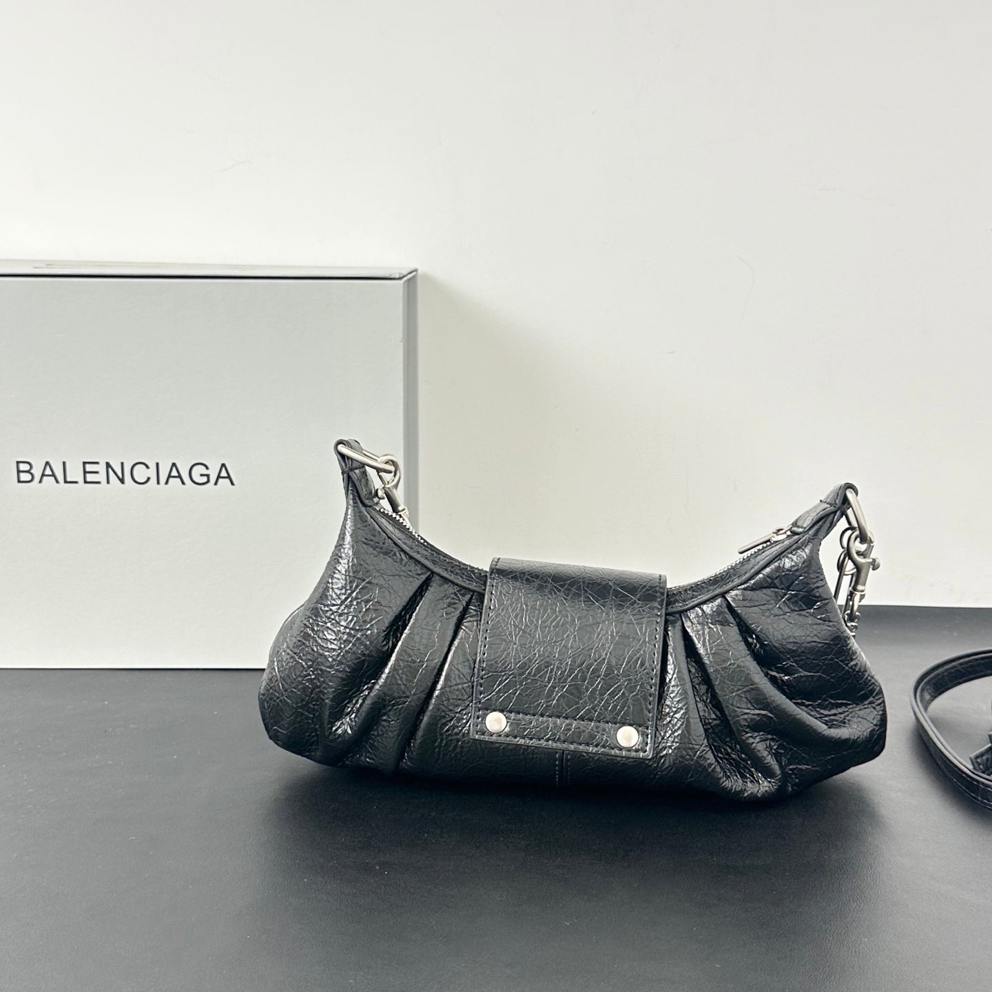 B1P36J120 Popular leather bag