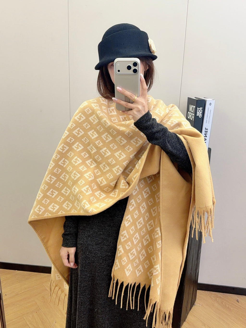 W1R86F59 Popular cape