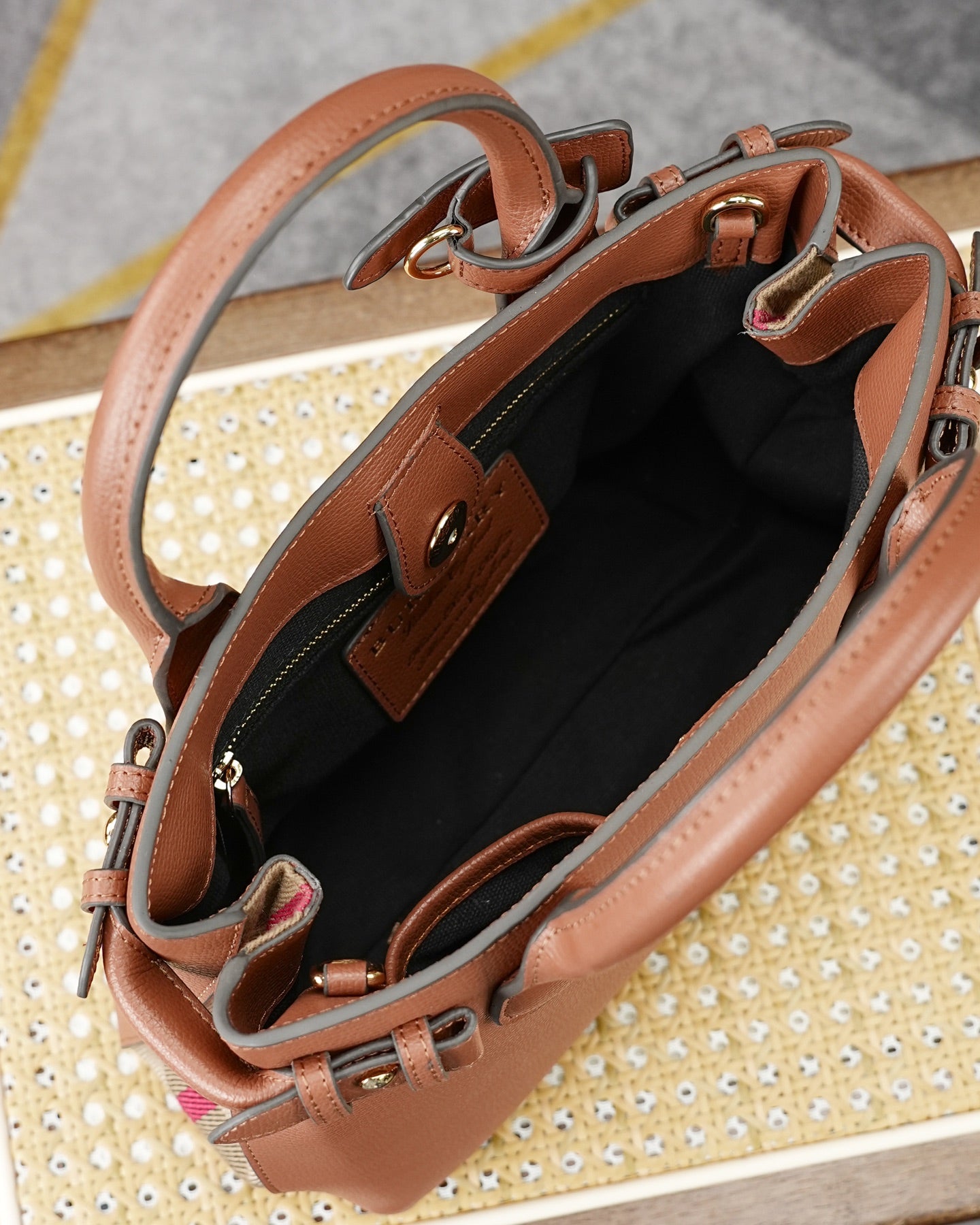 B1R76R20  Popular leather bag
