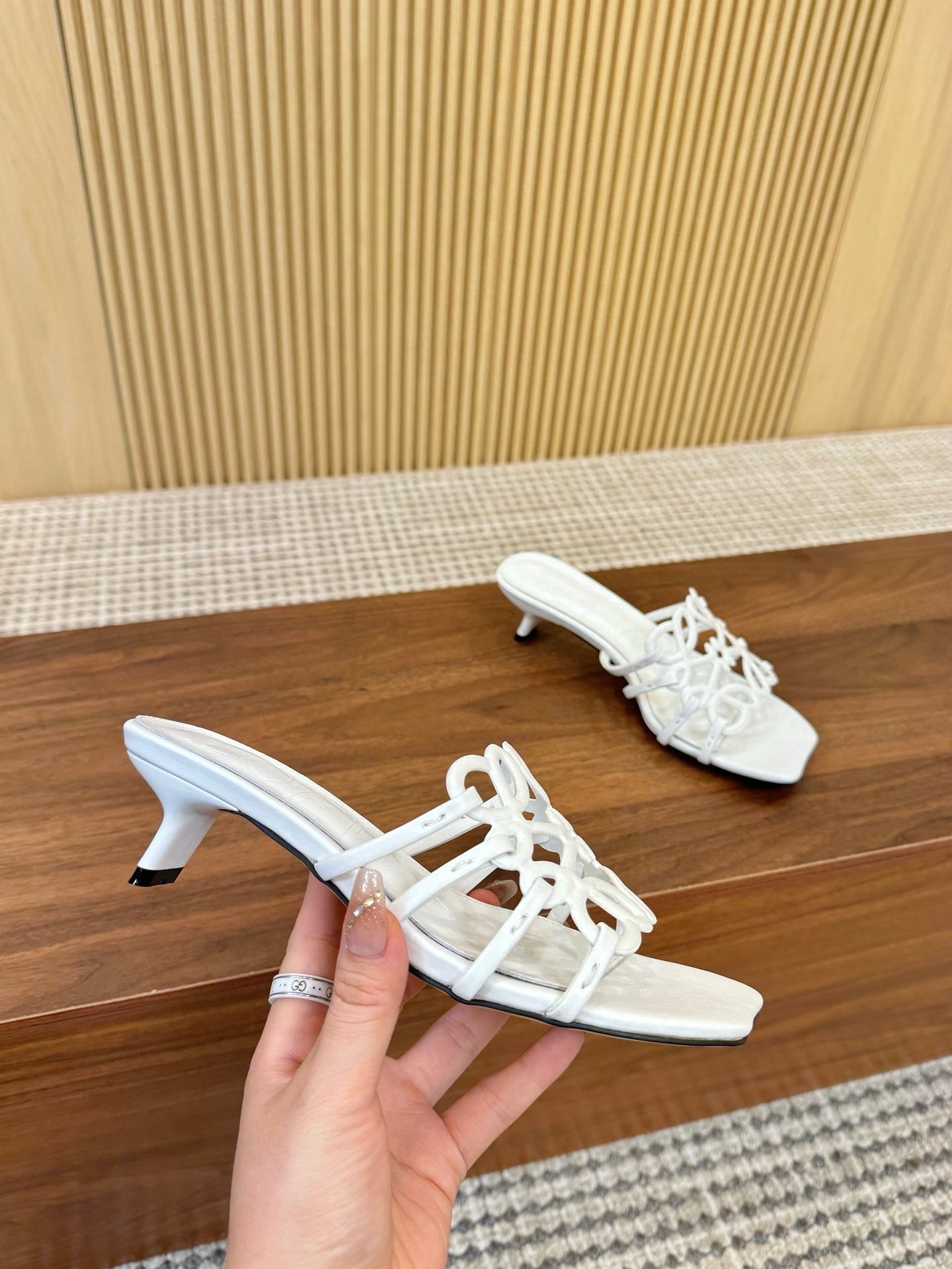 Z2Q55A33 Popular  leather Slippers